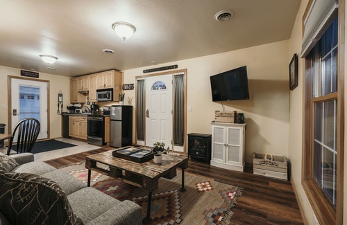 Fish Creek Cottage | Cozy Cabin! Dwntwn Fish Crik! Hike, Bike. Dogs ok!