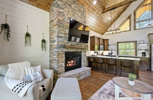 Pickens Cabin | Cozy cabin equipped with all the essentials and more just minutes from Hochatown