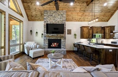 Pickens Cabin | Cozy cabin equipped with all the essentials and more just minutes from Hochatown