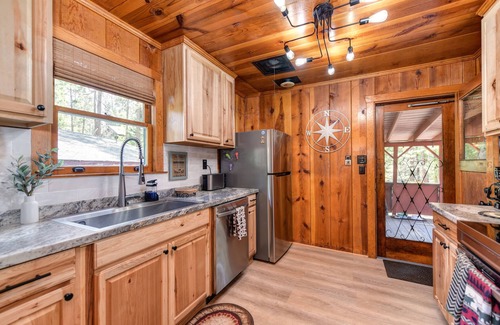 Mi-Wuk Village Cabin | Cozy Cabin! Family Friendly! Games! Dogs Welcome! Close to Skiing & Twain Harte!