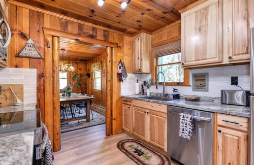 Mi-Wuk Village Cabin | Cozy Cabin! Family Friendly! Games! Dogs Welcome! Close to Skiing & Twain Harte!