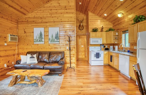 Heber Cabin | Cozy cabin for 2, private hot tub, King size bed!