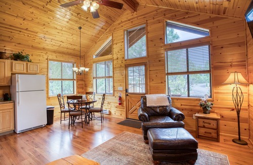 Heber Cabin | Cozy cabin for 2, private hot tub, King size bed!