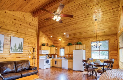 Heber Cabin | Cozy cabin for 2, private hot tub, King size bed!