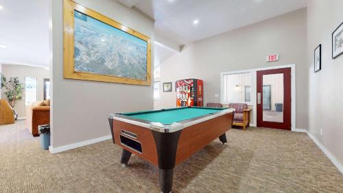 Mammoth Lakes House | Cozy Cabin for 6 - Near Canyon Lodge & Slopes