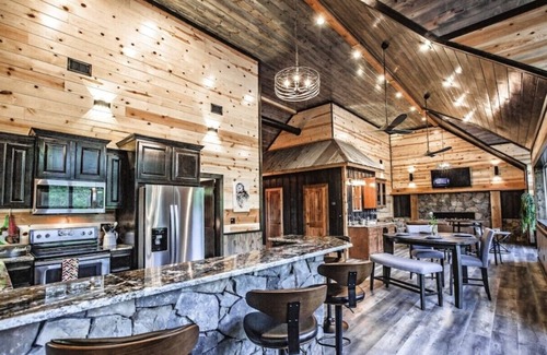 Broken Bow Cabin | Cozy Cabin for Summer Entertaining, Private Trail, Pet Friendly, Close to shops!