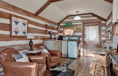 Fredericksburg Cabin | Cozy Cabin for Two 1 Block to Main