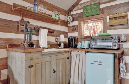Fredericksburg Cabin | Cozy Cabin for Two 1 Block to Main