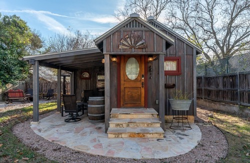 Fredericksburg Cabin | Cozy Cabin for Two 1 Block to Main