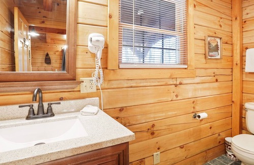 New Plymouth Cabin | Cozy Cabin for Two with Hot Tub and Fire Pit