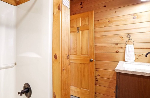New Plymouth Cabin | Cozy Cabin for Two with Hot Tub and Fire Pit