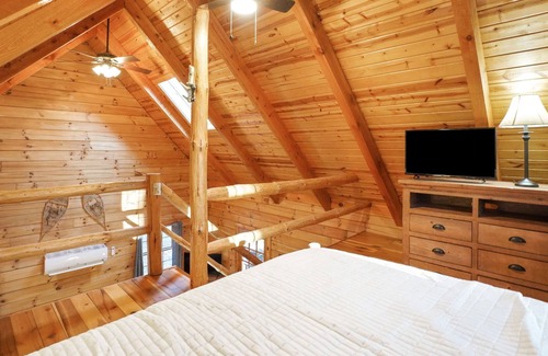 New Plymouth Cabin | Cozy Cabin for Two with Hot Tub and Fire Pit