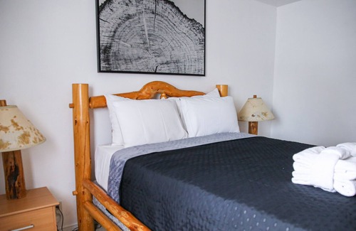 Castle Rock House | Cozy Cabin, Gateway to Mount St. Helens w/Hot Tub