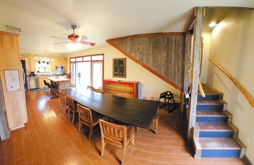 Eureka Springs House | Cozy Cabin Getaway! Short walk to the White River & close to Eureka Springs!