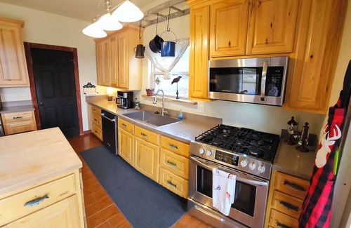 Eureka Springs House | Cozy Cabin Getaway! Short walk to the White River & close to Eureka Springs!