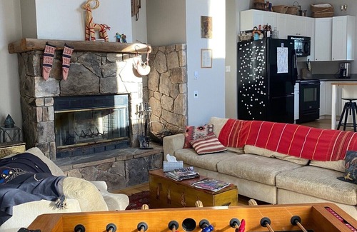 Davis House | Cozy Cabin Getaway - Convenient to 4 Ski Areas, Hiking and Mountain Bike Trails