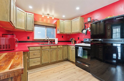 Duck Creek Village Cabin | Cozy Cabin & Hot Tub Pet Friendly with AC and Fast WiFi in Duck Creek Village