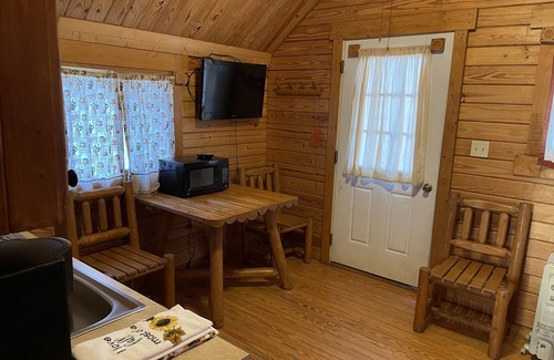 Summit Cabin | Cozy cabin hideaway with kitchen