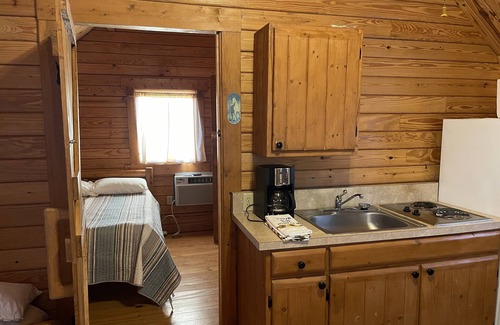 Summit Cabin | Cozy cabin hideaway with kitchen