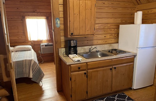 Summit Cabin | Cozy cabin hideaway with kitchen