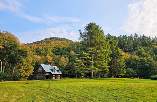 Hancock Cabin | Cozy cabin > Hottub, WiFi, AC. Easy access to outdoors activities year around