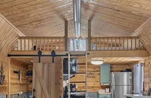 Crane Hill Cabin | Cozy cabin in beautiful Crane Hill with AC. Steps to Lewis Smith Lake.