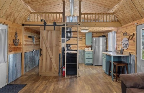 Crane Hill Cabin | Cozy cabin in beautiful Crane Hill with AC. Steps to Lewis Smith Lake.