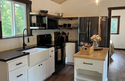 Athol Cabin | Cozy cabin in charming forested area