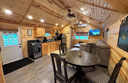 Laurelville Cabin | Cozy cabin in Hocking Hills, Wifi, close to all attractions of Oldman cave .