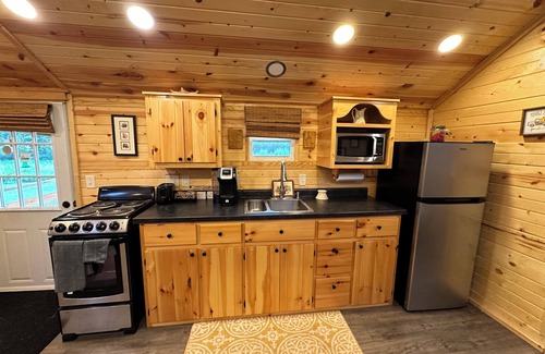 Laurelville Cabin | Cozy cabin in Hocking Hills, Wifi, close to all attractions of Oldman cave .