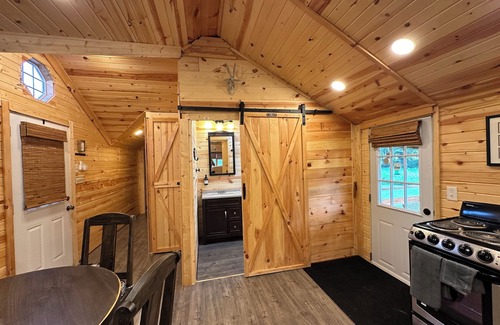 Laurelville Cabin | Cozy cabin in Hocking Hills, Wifi, close to all attractions of Oldman cave .
