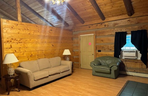 Seneca Rocks Cabin | Cozy cabin in lovely Seneca Rocks WV with WiFi, smart TVs and jucuzzi tub