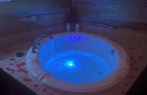Seneca Rocks Cabin | Cozy cabin in lovely Seneca Rocks WV with WiFi, smart TVs and jucuzzi tub