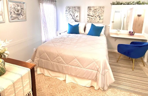 Christmas Cottage | Cozy Cabin in Orlando - Snowbird Paradise