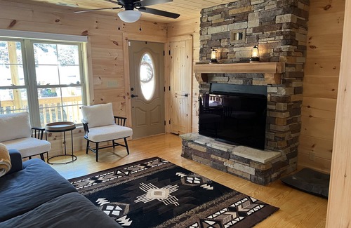 Lake Lure Cabin | Cozy Cabin in Rumbling Bald, Pet friendly with views of the rolling creek