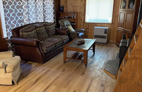 Klamath Lake Cabin | Cozy cabin in serene Rocky Point near Klamath Lake