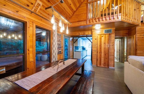 Broken Bow Cabin | Cozy Cabin in Supreme Location Near Lake! For Families & Couples