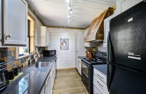 Broken Bow Cabin | Cozy Cabin in Supreme Location Near Lake! For Families & Couples