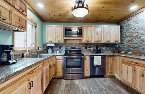 Sugar Mountain Ski Chalet | Cozy cabin in the blue ridge mountains close by lifts, golf, and zip-line