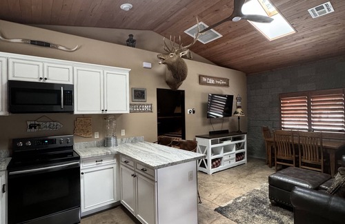 Williams House | Cozy Cabin in the Pines! Close to the Polar Express, Grand Canyon, & Bearizona