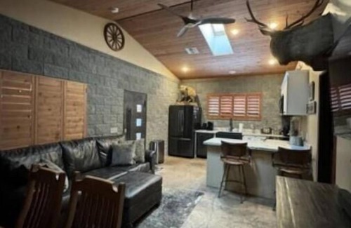 Williams House | Cozy Cabin in the Pines! Close to the Polar Express, Grand Canyon, & Bearizona