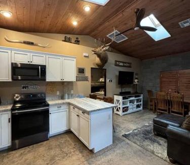 Williams House | Cozy Cabin in the Pines! Close to the Polar Express, Grand Canyon & Bearizona