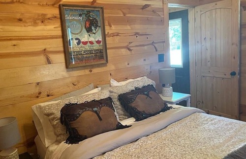 Morgan Mill Cabin | Cozy Cabin in the Cowboy Capital of the World - close to TSU
