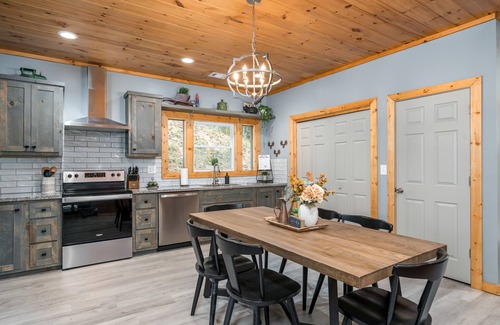 Ellijay House | Cozy Cabin in the Woods, hot tub, deer sightings, perfect location