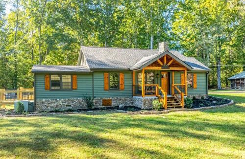 Ashley Oaks House | Cozy Cabin in the Woods w/Playroom, Deck & Lounge