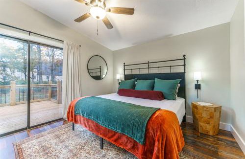 Ashley Oaks House | Cozy Cabin in the Woods w/Playroom, Deck & Lounge