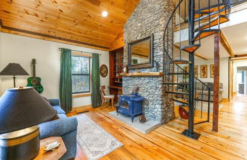 Ashley Oaks House | Cozy Cabin in the Woods w/Playroom, Deck & Lounge