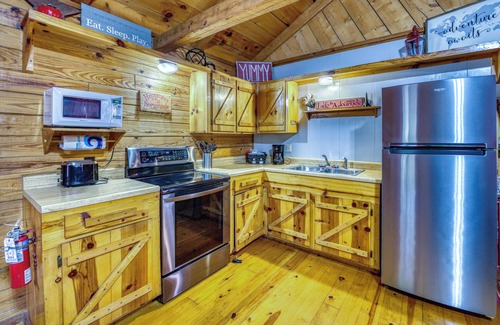 Saint Joe Cabin | Cozy cabin minutes from the Buffalo River, Pet Friendly!