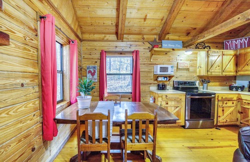 Saint Joe Cabin | Cozy cabin minutes from the Buffalo River, Pet Friendly!