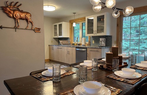 Custer House | Cozy cabin near all the attractions in the Heart of the Hills! Pet friendly!